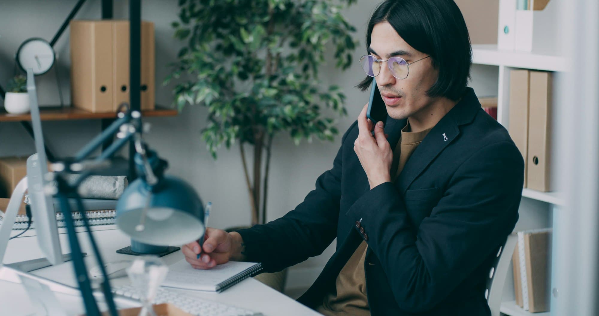 Un recruteur au téléphone, à son bureau devant son ordinateur